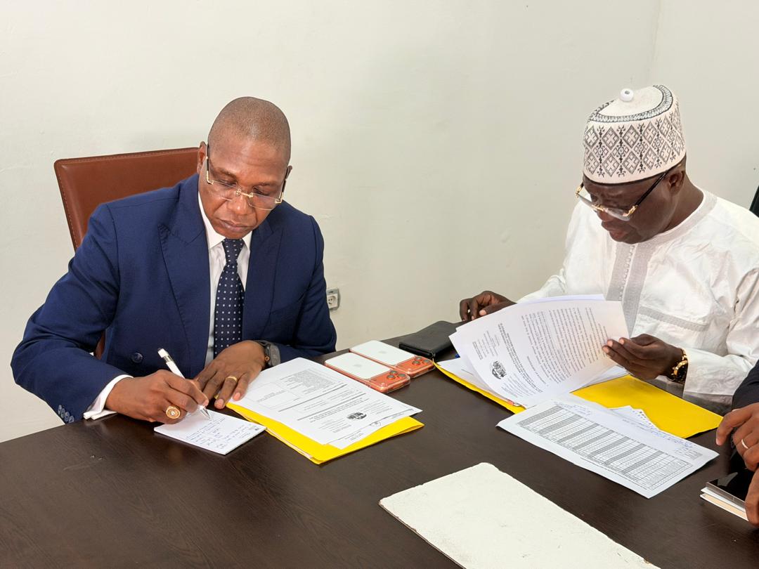 Live MINSANTÉ BUEA: At the moment, working session between the Minister of Public Health and the team of the University of Buéa about the diplomas of Midwives.